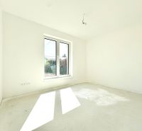 Novostavba moderného 4i rodinného domu v Štitároch - Prázdna miestnosť v rodinnom dome so svetlými stenami a veľkým oknom.