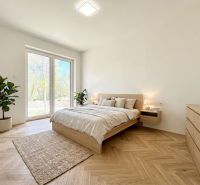 Novostavba moderného 4i rodinného domu v Štitároch - Spálňa v rodinnom dome s rastlinami a podlahou s dreveným dekorom.