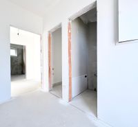 Novostavba moderného 4i rodinného domu v Štitároch - Interiér rodinného domu so stavebnými otvormi a bielymi stenami.