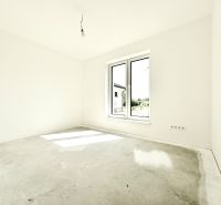 Novostavba moderného 4i rodinného domu v Štitároch - Svetlá miestnosť v rodinnom dome s veľkým oknom a betónovou podlahou.
