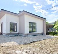 Novostavba moderného 4i rodinného domu v Štitároch - Rodinný dom v Štitároch s priestrannými oknami a zeleným okolím na pozemku.
