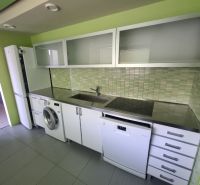 Prenajom moderného 3izb bytu na SNP ul - Kuchyňa v 3-izbovom byte s bielymi skrinkami a zelenými obkladmi.