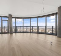 EUROVEA TOWER - Penthouse 4-izbový s výhľadom na downtown , 44.p - Priestranná izba so sklenenými stenami a výhľadom z 4-izbového bytu.