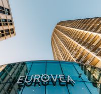 EUROVEA TOWER - Penthouse 4-izbový s výhľadom na downtown , 44.p - Pohľad na budovu Eurovea na Pribinovej v Bratislave, fasáda a sklenená konštrukcia.