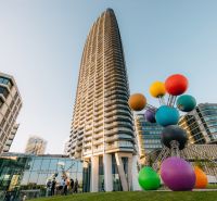 EUROVEA TOWER - Penthouse 4-izbový s výhľadom na downtown , 44.p - V Bratislave na Pribinovej ulici sa týči vysoká budova s farebnou sochou.
