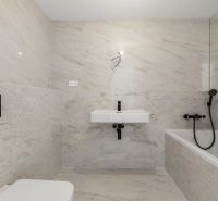 EUROVEA TOWER - Penthouse 4-izbový s výhľadom na downtown , 44.p - Kúpeľňa 4-izbového bytu s vaňou, umývadlom a mramorovým obkladom.