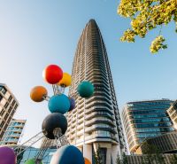 EUROVEA TOWER - Penthouse 4-izbový s výhľadom na downtown , 44.p - Výšková budova s farebnou sochou na Pribinovej ulici v Bratislave - Starom Meste.