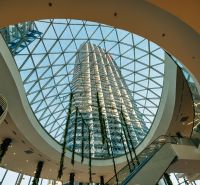 EUROVEA TOWER - Penthouse 4-izbový s výhľadom na downtown , 44.p - Priestranné átrium s presklenou strechou a vysokou budovou v pozadí.