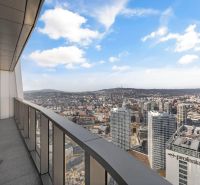 EUROVEA TOWER - Penthouse 4-izbový s výhľadom na downtown , 44.p - Výhľad z budovy na panorámu Bratislavy, zachytený z balkóna vo výške.