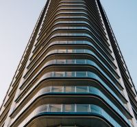 EUROVEA TOWER - Penthouse 4-izbový s výhľadom na downtown , 44.p - Výšková budova na Pribinovej v Bratislave - Starom Meste s presklennými balkónmi.