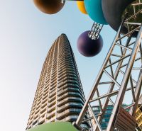 EUROVEA TOWER - Penthouse 4-izbový s výhľadom na downtown , 44.p - Moderná budova s farebnými sochami v centre mesta.