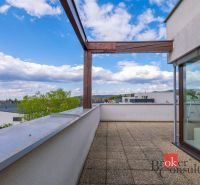 Rodinné bývanie s výhodami domu a komfortom bytu | 5 izieb | Záhorská  - Terasa rodinného domu v Bratislave-Záhorskej Bystrici, Kapsohradská, s panoramatickým výhľadom na okolie.