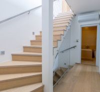 Rodinné bývanie s výhodami domu a komfortom bytu | 5 izieb | Záhorská  - Rodinný dom s podlahou s dreveným dekorom a dreveným schodiskom s bezpečnostnou sieťou.