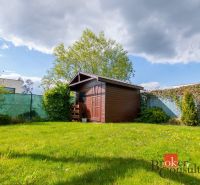 Rodinné bývanie s výhodami domu a komfortom bytu | 5 izieb | Záhorská  - Záhrada rodinného domu na Kapsohradskej v Bratislava-Záhorská Bystrica s dreveným prístreškom.