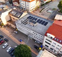 Obchodné priestory na námestí Topoľčany  PRENÁJOM - Letecký pohľad na obchodné priestory na ulici M.R. Štefánika v Topoľčanoch s parkoviskom.