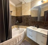 Na prenájom luxusný 3 izb. byt s garážou v Panorama City, Staré Mesto. - Kúpeľňa s vaňou, umývadlom a elegantnými obkladmi v 3-izbovom byte.