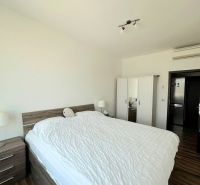 Na prenájom luxusný 3 izb. byt s garážou v Panorama City, Staré Mesto. - Spálňa s dvojlôžkom, šatníkovou skriňou a podlahou s dreveným dekorom v 3-izbovom byte.