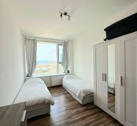 Na prenájom luxusný 3 izb. byt s garážou v Panorama City, Staré Mesto. - Izba s dvoma posteľami a skriňou, podlaha s dreveným dekorom v 3-izbovom byte.