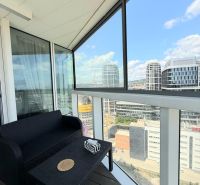 Na prenájom luxusný 3 izb. byt s garážou v Panorama City, Staré Mesto. - Balkón s výhľadom na Bratislavu, Landererovu ulicu, z trojizbového bytu.