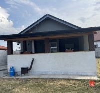 Predaj bungalovu - drevodom - Rodinný dom na ulici SNP v Čani s terasou a vonkajším grilom.