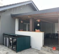 Predaj bungalovu - drevodom - Rodinný dom v Čani na ulici SNP s terasou, dlažbou a oploteným výbehom pre psa.