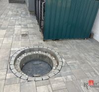 Predaj bungalovu - drevodom - Pozdĺž betónovej dlažby rodinného domu na SNP v Čani je kruhový poklop.