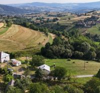 Rodinný dom po čiastočnej rekonštrukcii v Hriňovských Lazoch - Krajina v Hriňovej na ulici Pivnička 430 s rodinným domom a rozsiahlou prírodou.