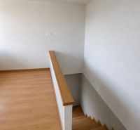 Rodinný dom po čiastočnej rekonštrukcii v Hriňovských Lazoch - Podlaha s dreveným dekorom a schody v rodinnom dome.