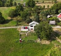 Rodinný dom po čiastočnej rekonštrukcii v Hriňovských Lazoch - Rodinný dom v Hriňovej na Pivničke 430 obklopený zeleňou a lúkami.