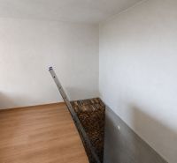 Rodinný dom po čiastočnej rekonštrukcii v Hriňovských Lazoch - Rodinný dom: rebrík, podlaha s dreveným dekorom, uložené drevo, biele steny.
