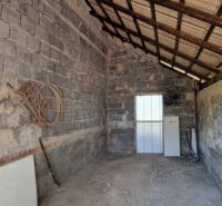 Na predaj dvojpodlažný rodinný dom v obci Kazimír, okres Trebišov - Kôlňa so šikmou plechovou strechou a betónovými stenami, nachádzajúca sa v rodinnom dome.