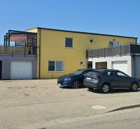 Moderný 3-izbový byt s veľkou terasou, garážou a nízkymi mesačnými nák - Exteriér 3-izbového bytu na Okružnej ulici v Bielom Kostole so zaparkovanými autami.