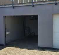 Moderný 3-izbový byt s veľkou terasou, garážou a nízkymi mesačnými nák - Garáž s odhaleným priestorom, vonkajší výhľad z 3-izbového bytu v Bielem Kostole na Okružnej.
