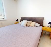 Moderný 3-izbový byt s veľkou terasou, garážou a nízkymi mesačnými nák - Spálňa s veľkou posteľou, nočnými stolíkmi a dekoratívnymi vankúšmi v 3-izbovom byte.