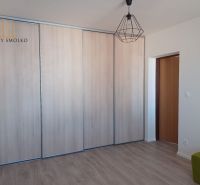 2-izbový byt s loggiou, vlastným kúrením a parkovaním - Veľký Šariš - V 2-izbovom byte sa nachádza vstavaná skriňa a podlaha s dreveným dekorom.