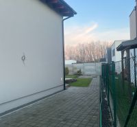 Rodinný dom - Alej Martina Benku - Kostolište  - Rodinný dom na ulici Martina Benku v Kostolišti s betónovou dlažbou a okolitou zeleňou.