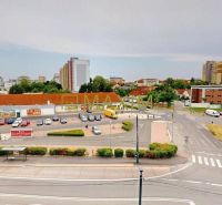 Veľký, slnečný a priestranný 3-izbový byt  - Obchodné centrum s parkoviskom v Bratislave - Podunajských Biskupiciach na Vrakuňskej ceste.