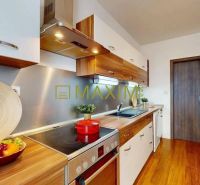 Veľký, slnečný a priestranný 3-izbový byt  - Kuchyňa s podlahou s dreveným dekorom v 3-izbovom byte, moderné spotrebiče, prírodné dekorácie.