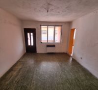 Dvojgeneračný rodinný dom s obrovským potenciálom v Šahách - Prázdna izba s podlahou s dreveným dekorom v rodinnom dome.