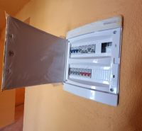 Dvojgeneračný rodinný dom s obrovským potenciálom v Šahách - Elektrická rozvodná skriňa s otvorenými dvierkami v interiéri rodinného domu.