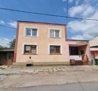 Dvojgeneračný rodinný dom s obrovským potenciálom v Šahách - Rodinný dom na Šípošovej ulici v Šahách s dvojposchodovou fasádou a garážou.