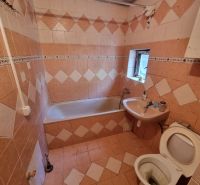 Dvojgeneračný rodinný dom s obrovským potenciálom v Šahách - Kúpeľňa s dlažbou a obkladom, vaňa, umývadlo a toaleta v rodinnom dome.