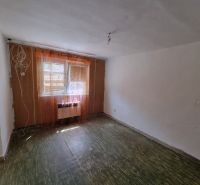 Dvojgeneračný rodinný dom s obrovským potenciálom v Šahách - Izba v rodinnom dome s podlahou a oknami so závesmi.