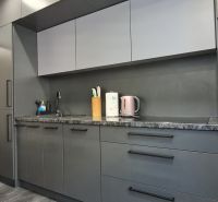 Na predaj 2i byt Levice, 49m2 - Štýlová kuchyňa s modernými spotrebičmi a tmavým nábytkovým dekorom v 2-izbovom byte.