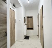 Prenájom 2-izbový byt s balkónom Martin – Podháj (41m2) - Chodba v 2-izbovom byte so svetlou keramickou dlažbou a drevenými dverami.