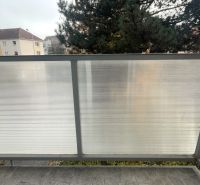 Prenájom 2-izbový byt s balkónom Martin – Podháj (41m2) - Balkón s nepriehľadným zábradlím a výhľadom na stromy a bytovky na Gorkého ulici v Martine.