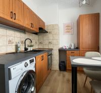 Prenájom 2-izbový byt s balkónom Martin – Podháj (41m2) - Kuchyňa v 2-izbovom byte s podlahou s dreveným dekorom a linkou so spotrebičmi.