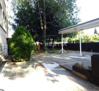 Reštaurácia s terasou na prenájom – centrum mesta - Vonkajšia terasa v obchodných priestoroch v Senici obklopená stromami a zeleňou.