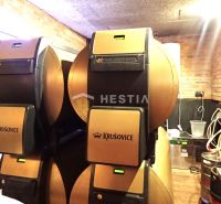 Reštaurácia s terasou na prenájom – centrum mesta - Pivné sudy v obchodných priestoroch s tehlovým obkladom a káblami na podlahe s dreveným dekorom.