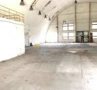 Skladový areál s pozemkom 10 000 m2 v priemyselnej zóne - Rozľahlý interiér skladu alebo haly s betónovou podlahou a vysokým stropom.
